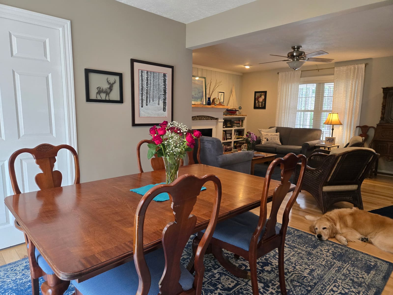 Dining room and sitting area at Inn The Pines
