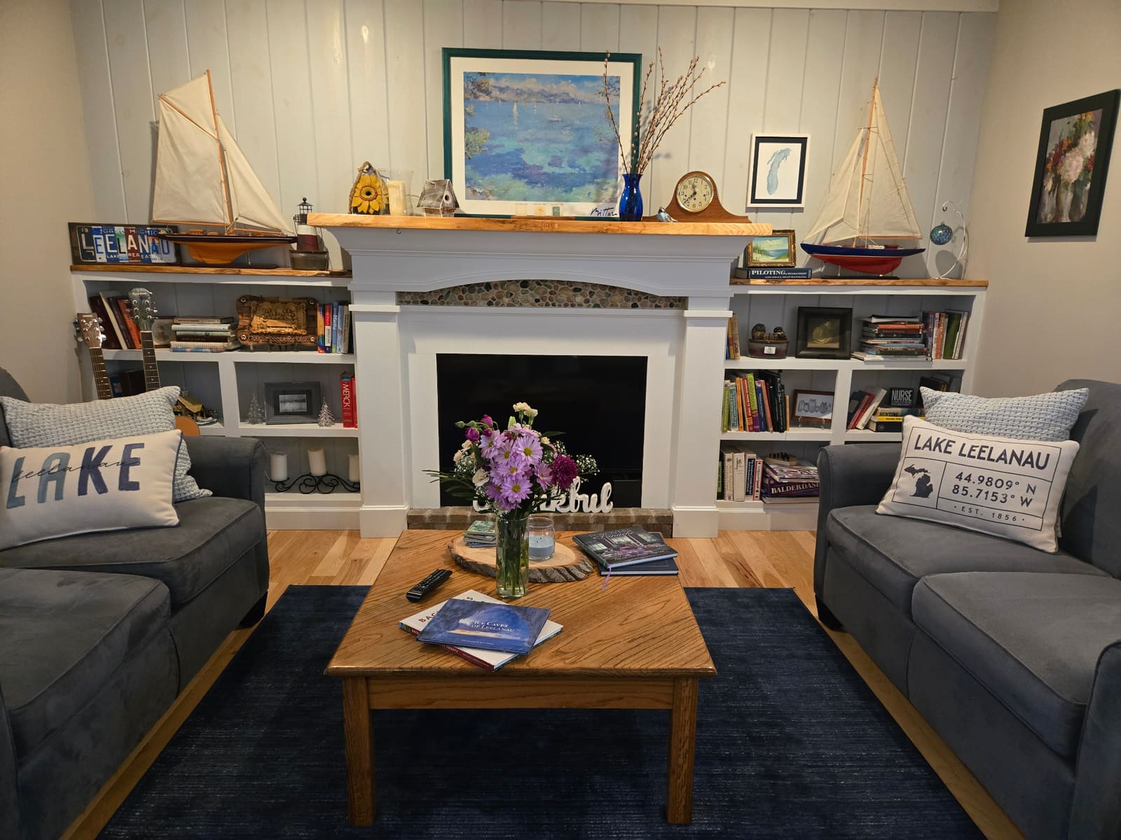Living room with fireplace at Inn The Pines